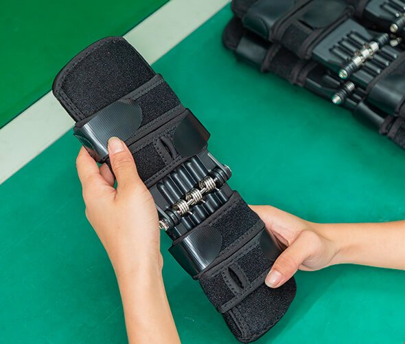 assembling the knee support